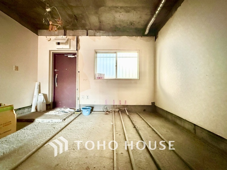 内装 ◆窓を開けると◆冷涼な風、そよぐリビング。だんらんの場所はここから始まり、ここで終わる。家族の笑顔が集う素敵な場所だから、こだわり抜いた思いが詰まっているのだと思う。