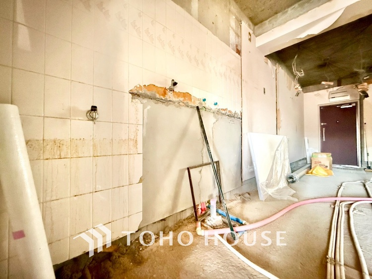 キッチン ◆キッチン◆美しく使いやすいキッチンは油汚れが簡単に拭き取れる素材で加工されており、浄水器シャワーから流す水の音を軽減する静かなシンクを採用。見えないところにさり気ない配慮が嬉しいですね