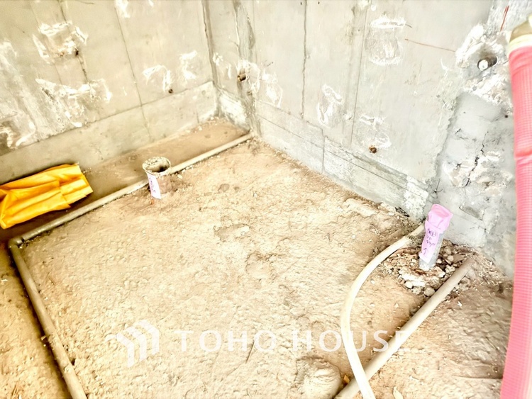 キッチン ◆今宵の食卓◆ダウンライトに反射するグラスを眺めながらワインを注ぐ。トクトクと心地いい音をさせながら、フランスの古城を思わせる薫りがたちこめ、とても幸せな時を過ごせる。