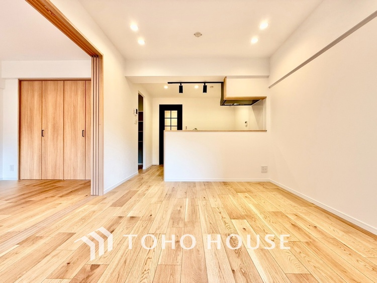 内装 ◆木漏れ日◆の様な採光が優しく足元を照らし、心地いい暮らしの道しるべを写し出す。この空間で過ごす家族との語らいの時間がとても素敵で幸せを感じるかもしれない。