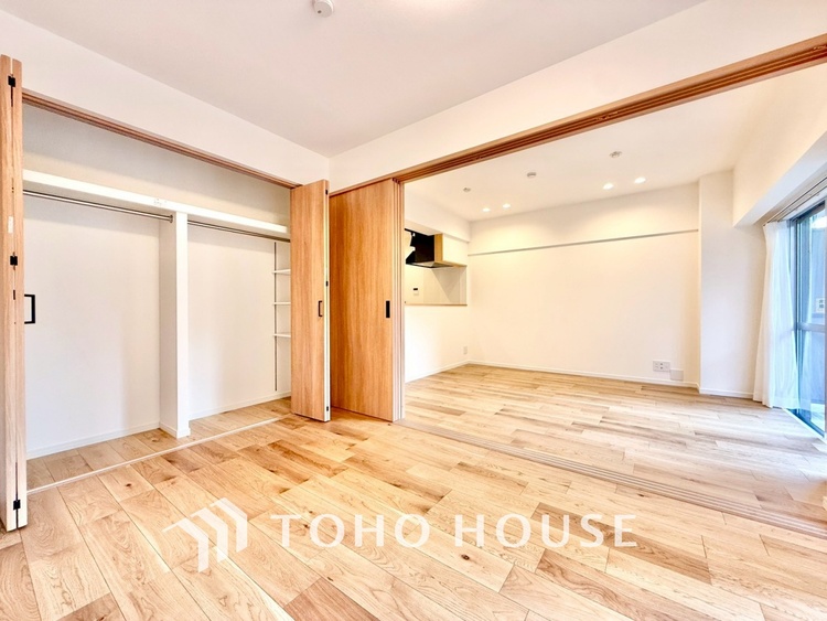 内装 ◆間接照明◆オレンジ色の光が僕達を大人な気分にさせる。静かで優しく語りかけるその光は、今日の終わりを告げてくれ、でも明日にはいい事が必ず来るよ。そんな囁きが聞こえてくる