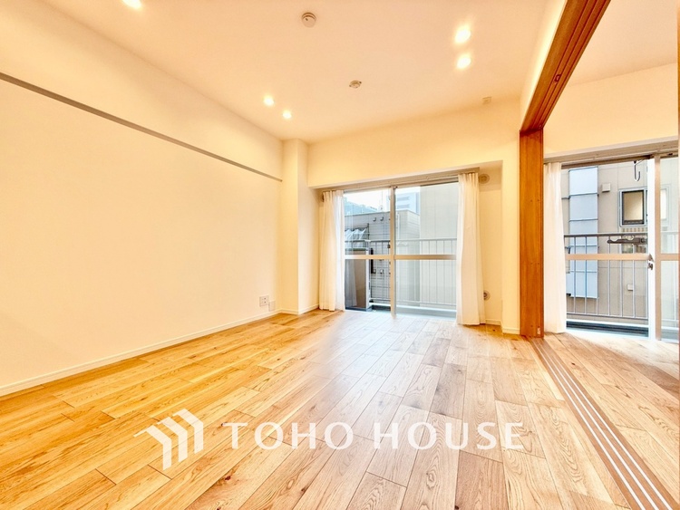 内装 ◆リビング◆たくさんの窓から注ぐ太陽の光。時間の経過とともに光と影のコントラストがこの空間のムードを変え、部屋に変化と温もりをもたらしてくれる。