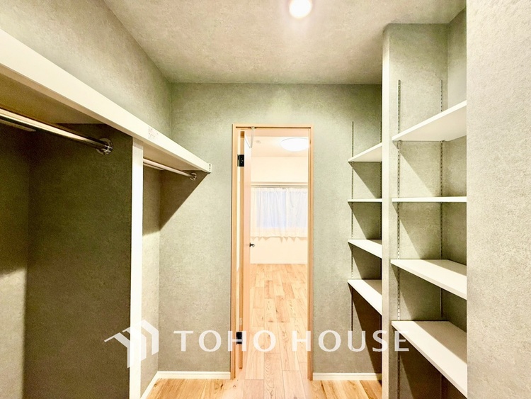 内装 ◆色彩◆この空間に放たれた光は華美なまでに演出されたデザイン。流れる時をより芳醇なコーヒーの様な色彩奏でるアダージョ。そして情景豊かな作品のような暮らしがイメージできる。