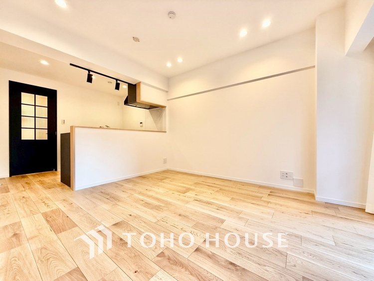 内装 ◆窓を開けると◆冷涼な風、そよぐリビング。だんらんの場所はここから始まり、ここで終わる。家族の笑顔が集う素敵な場所だから、こだわり抜いた思いが詰まっているのだと思う。