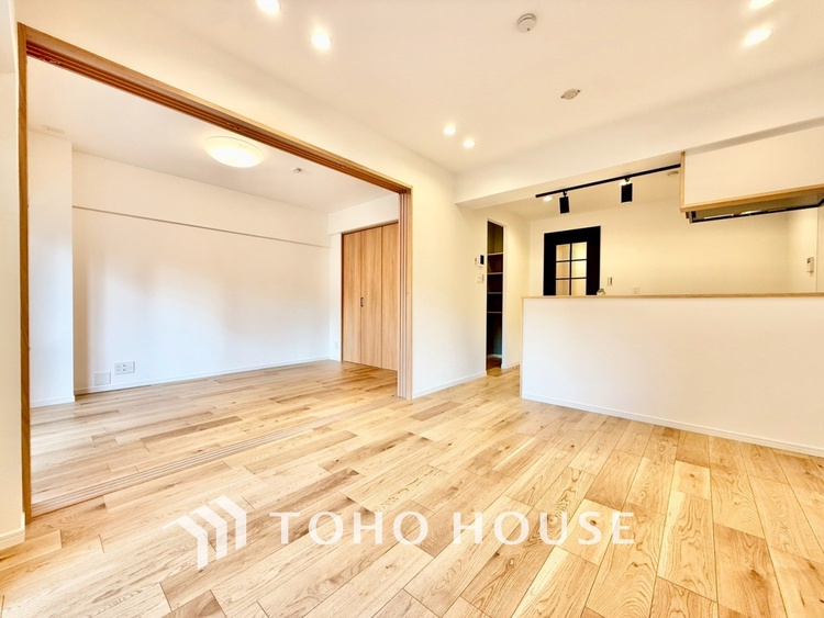 内装 ◆リビング◆そこには目を輝かせ笑顔で見つめてくれる君がいて、「おかえり」の言葉がこだまする。何気ない日々の挨拶は僕にとっては幸せで、同時に君の瞳にも恋している。