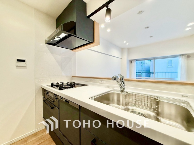 キッチン ◆キッチン◆美しく使いやすいキッチンは油汚れが簡単に拭き取れる素材で加工されており、浄水器シャワーから流す水の音を軽減する静かなシンクを採用。見えないところにさり気ない配慮が嬉しいですね