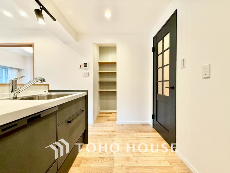 キッチン ◆今宵の食卓◆ダウンライトに反射するグラスを眺めながらワインを注ぐ。トクトクと心地いい音をさせながら、フランスの古城を思わせる薫りがたちこめ、とても幸せな時を過ごせる。