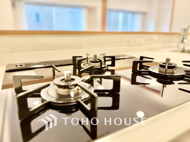 キッチン ◆キッチン◆美味しい料理を作りたくなるような気持にさせてくれる、腕を振るえる自慢のスペース。見上げると柔らかなダウンライトが包み込み、彩りを添えます。艶と光沢のある居心地の良いわが家のキッチン。