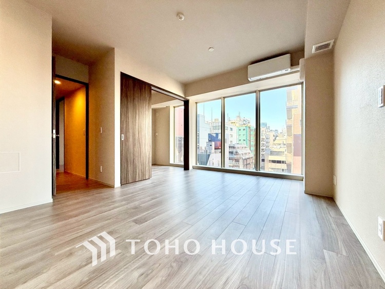 内装 ◆木漏れ日◆の様な採光が優しく足元を照らし、心地いい暮らしの道しるべを写し出す。この空間で過ごす家族との語らいの時間がとても素敵で幸せを感じるかもしれない。