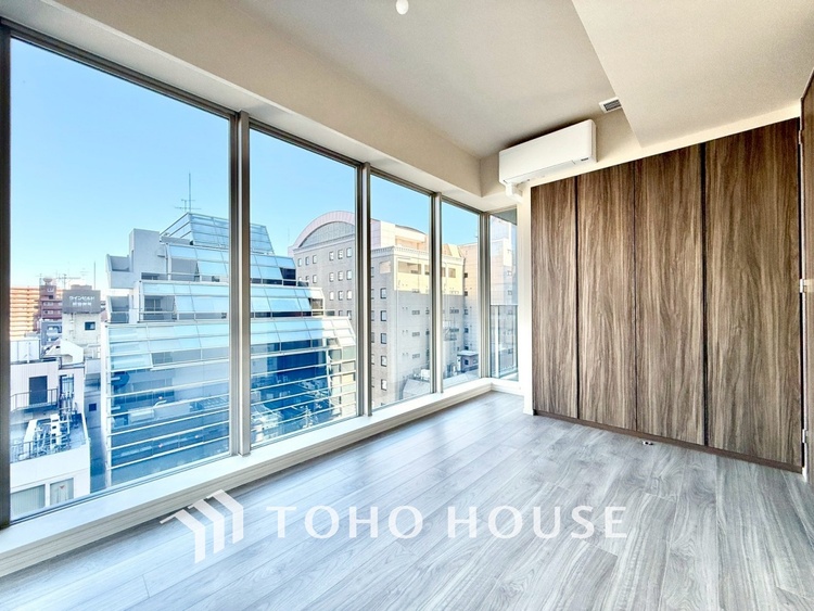 内装 ◆間接照明◆オレンジ色の光が僕達を大人な気分にさせる。静かで優しく語りかけるその光は、今日の終わりを告げてくれ、でも明日にはいい事が必ず来るよ。そんな囁きが聞こえてくる