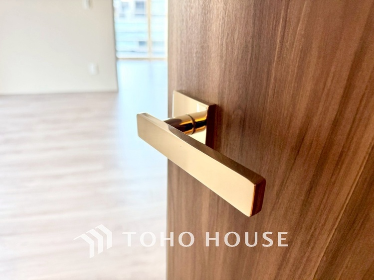 内装 ◆リビング◆たくさんの窓から注ぐ太陽の光。時間の経過とともに光と影のコントラストがこの空間のムードを変え、部屋に変化と温もりをもたらしてくれる。