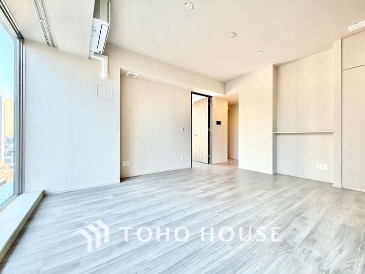 内装 ◆今宵の食卓◆ダウンライトに反射するグラスを眺めながらワインを注ぐ。トクトクと心地いい音をさせながら、フランスの古城を思わせる薫りがたちこめ、とても幸せな時を過ごせる。