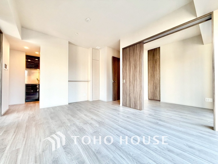 内装 ◆窓を開けると◆冷涼な風、そよぐリビング。だんらんの場所はここから始まり、ここで終わる。家族の笑顔が集う素敵な場所だから、こだわり抜いた思いが詰まっているのだと思う。