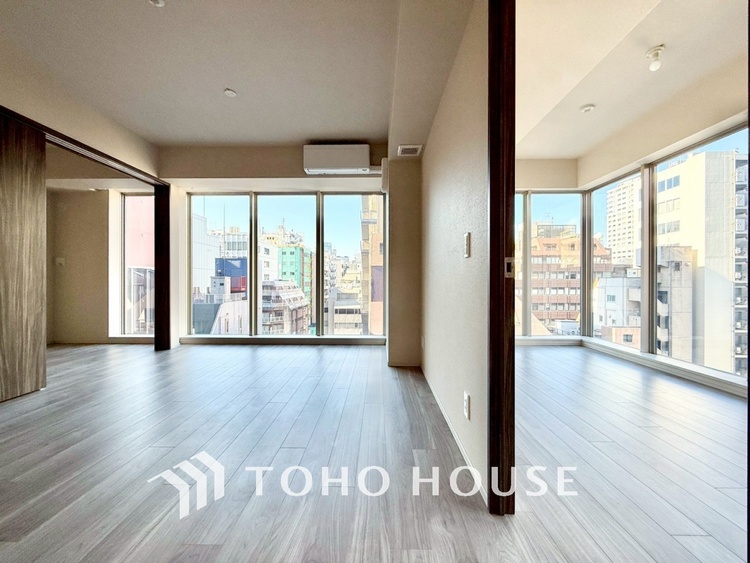 内装 ◆リビング◆そこには目を輝かせ笑顔で見つめてくれる君がいて、「おかえり」の言葉がこだまする。何気ない日々の挨拶は僕にとっては幸せで、同時に君の瞳にも恋している。