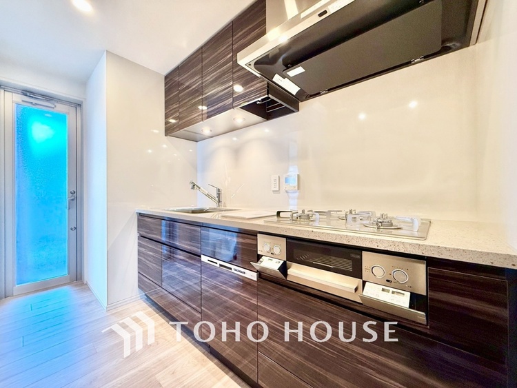 キッチン ◆キッチン◆美しく使いやすいキッチンは油汚れが簡単に拭き取れる素材で加工されており、浄水器シャワーから流す水の音を軽減する静かなシンクを採用。見えないところにさり気ない配慮が嬉しいですね