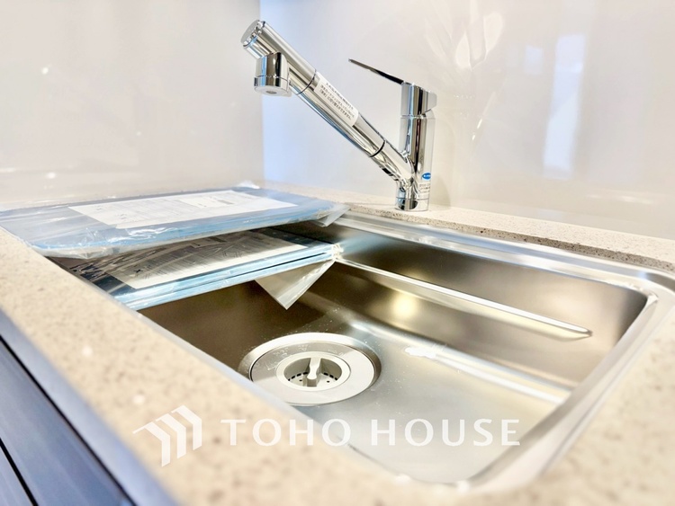 キッチン ◆今宵の食卓◆ダウンライトに反射するグラスを眺めながらワインを注ぐ。トクトクと心地いい音をさせながら、フランスの古城を思わせる薫りがたちこめ、とても幸せな時を過ごせる。