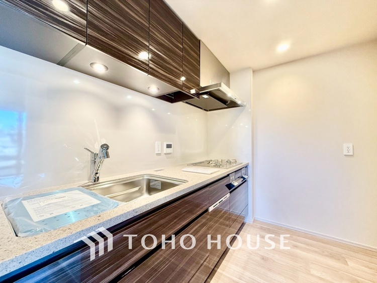 キッチン ◆キッチン◆美味しい料理を作りたくなるような気持にさせてくれる、腕を振るえる自慢のスペース。見上げると柔らかなダウンライトが包み込み、彩りを添えます。艶と光沢のある居心地の良いわが家のキッチン。