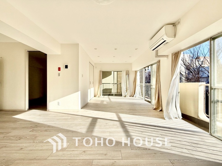 内装 ◆癒しの空間◆室内構成に拘り採光とセンスを散りばめた空間。それは『柔らかさ』に似た素敵な居場所。そこに暮らす人のことを考えつくり出したものは『癒し』という心地よい居場所なんだと思う