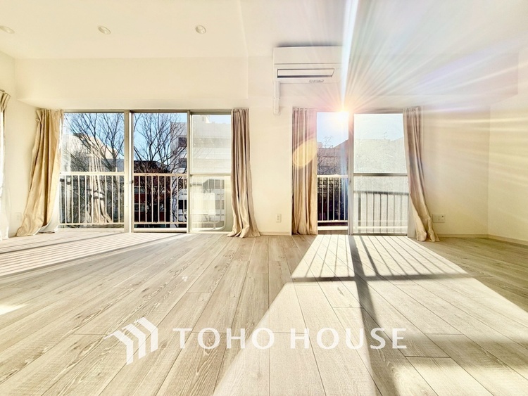 内装 ◆木漏れ日◆の様な採光が優しく足元を照らし、心地いい暮らしの道しるべを写し出す。この空間で過ごす家族との語らいの時間がとても素敵で幸せを感じるかもしれない。