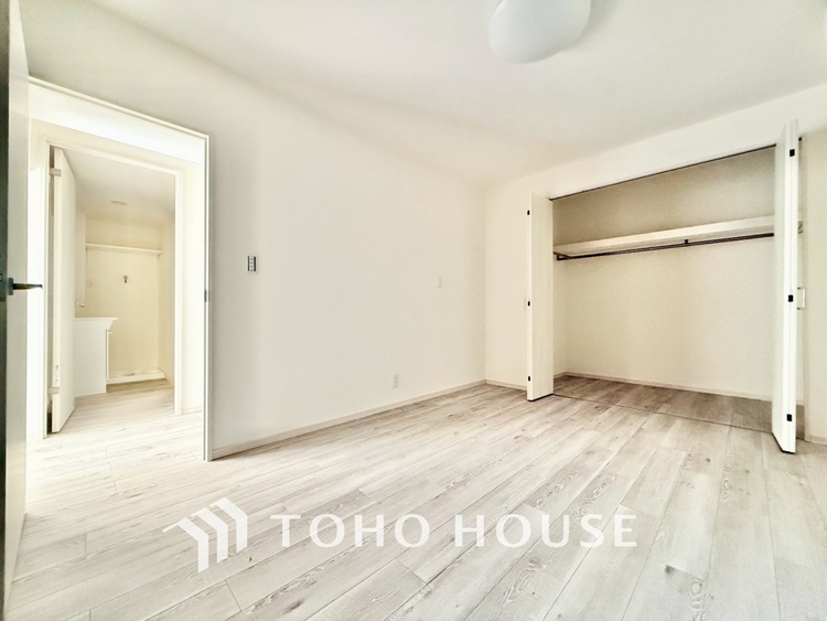 内装 ◆間接照明◆オレンジ色の光が僕達を大人な気分にさせる。静かで優しく語りかけるその光は、今日の終わりを告げてくれ、でも明日にはいい事が必ず来るよ。そんな囁きが聞こえてくる