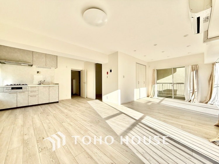 内装 ◆リビング◆たくさんの窓から注ぐ太陽の光。時間の経過とともに光と影のコントラストがこの空間のムードを変え、部屋に変化と温もりをもたらしてくれる。