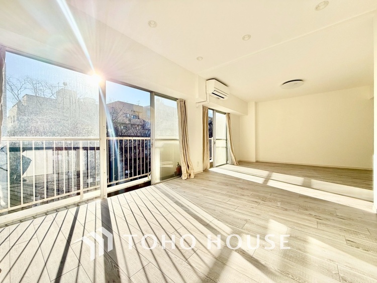 内装 ◆色彩◆この空間に放たれた光は華美なまでに演出されたデザイン。流れる時をより芳醇なコーヒーの様な色彩奏でるアダージョ。そして情景豊かな作品のような暮らしがイメージできる。