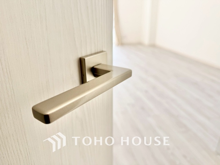 内装 ◆今宵の食卓◆ダウンライトに反射するグラスを眺めながらワインを注ぐ。トクトクと心地いい音をさせながら、フランスの古城を思わせる薫りがたちこめ、とても幸せな時を過ごせる。