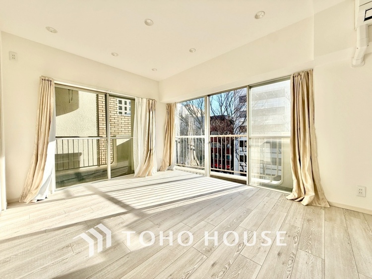 内装 ◆窓を開けると◆冷涼な風、そよぐリビング。だんらんの場所はここから始まり、ここで終わる。家族の笑顔が集う素敵な場所だから、こだわり抜いた思いが詰まっているのだと思う。