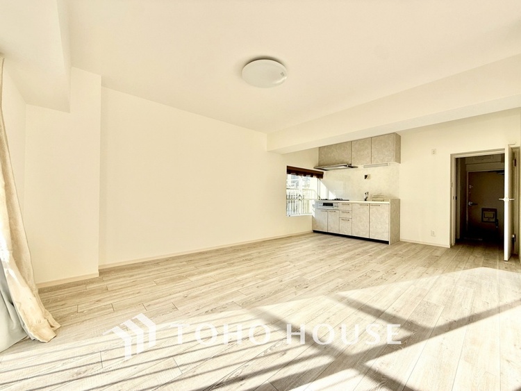 内装 ◆リビング◆そこには目を輝かせ笑顔で見つめてくれる君がいて、「おかえり」の言葉がこだまする。何気ない日々の挨拶は僕にとっては幸せで、同時に君の瞳にも恋している。