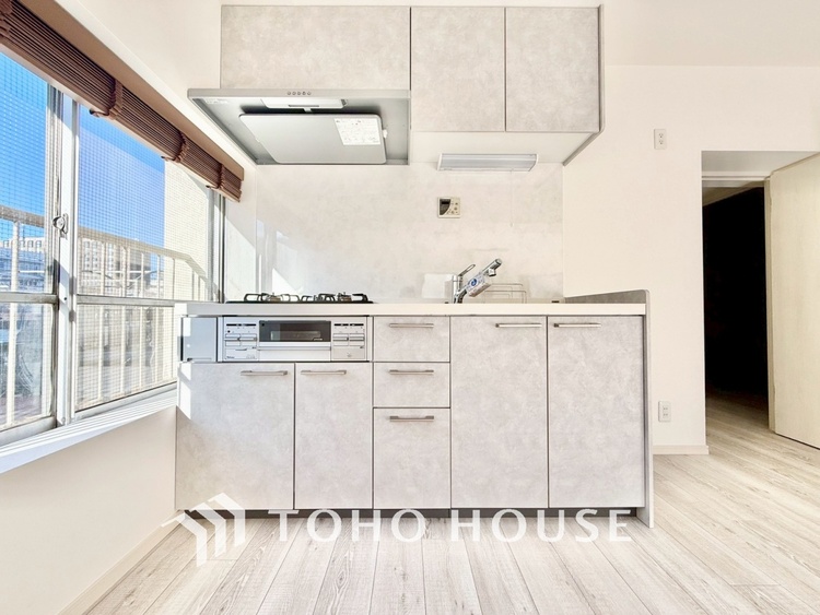 キッチン ◆キッチン◆美しく使いやすいキッチンは油汚れが簡単に拭き取れる素材で加工されており、浄水器シャワーから流す水の音を軽減する静かなシンクを採用。見えないところにさり気ない配慮が嬉しいですね