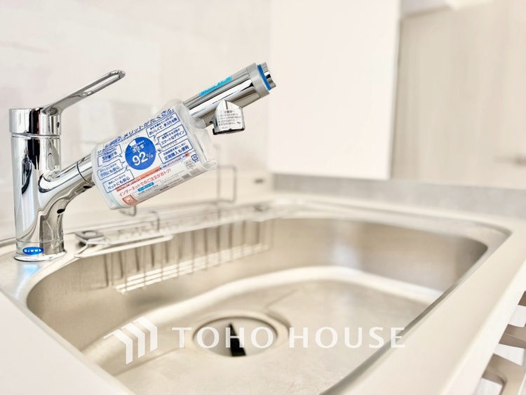 キッチン ◆キッチン◆美味しい料理を作りたくなるような気持にさせてくれる、腕を振るえる自慢のスペース。見上げると柔らかなダウンライトが包み込み、彩りを添えます。艶と光沢のある居心地の良いわが家のキッチン。