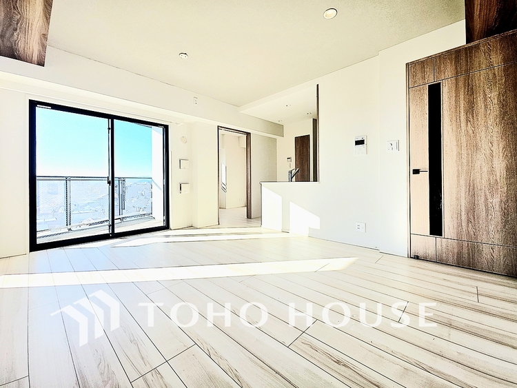 内装 陽光が降り注ぐ、開放的な大空間です。家族の絆を育み、ゲストをもてなす舞台となる、心豊かな団らんの時間が流れます。