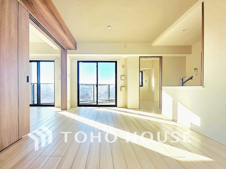 内装 陽光が降り注ぐ、開放的な大空間です。家族の絆を育み、ゲストをもてなす舞台となる、心豊かな団らんの時間が流れます。