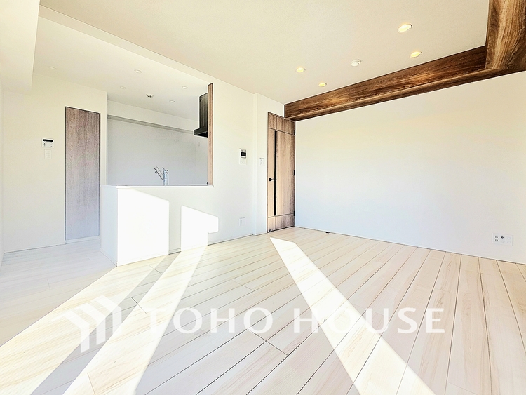 内装 陽光が降り注ぐ、開放的な大空間です。家族の絆を育み、ゲストをもてなす舞台となる、心豊かな団らんの時間が流れます。