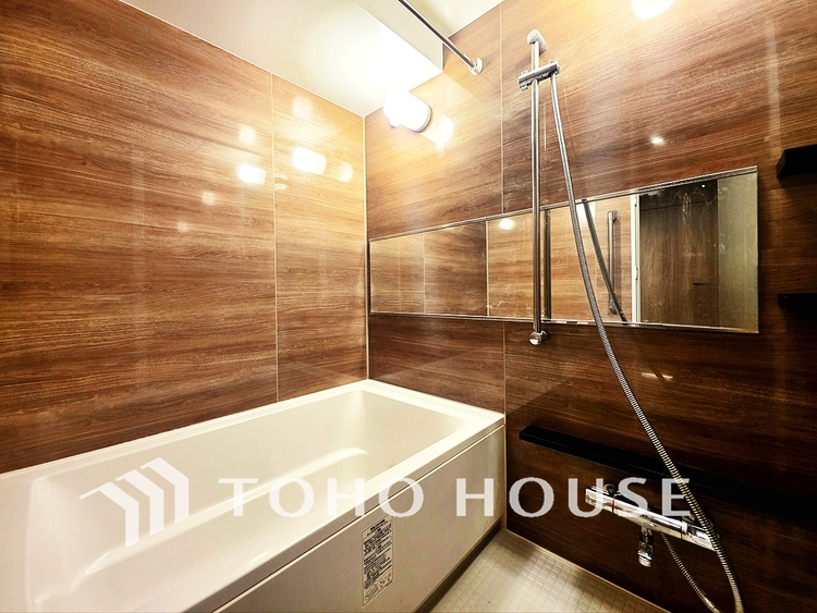 風呂 心と体を解き放つ空間。広々とした浴槽と最新の機能が、極上のリラクゼーションを提供し、疲れを完全に癒します。