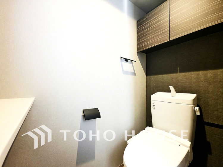 トイレ 清潔でプライベートな時間を守る空間。最新の機能と静謐なデザインが、訪れる人に心地よい安心感を与えます。