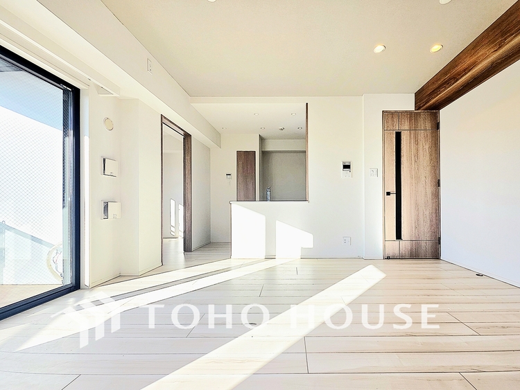 内装 陽光が降り注ぐ、開放的な大空間です。家族の絆を育み、ゲストをもてなす舞台となる、心豊かな団らんの時間が流れます。