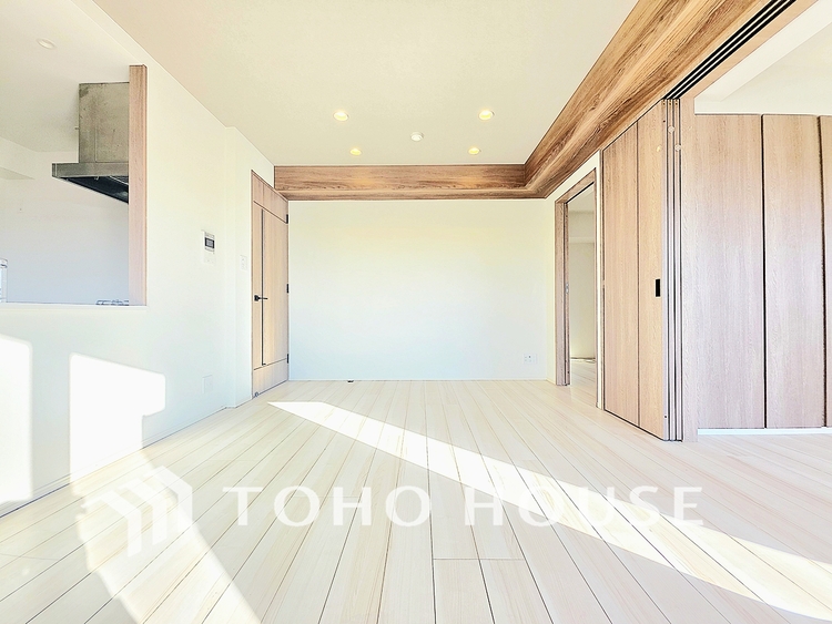 内装 陽光が降り注ぐ、開放的な大空間です。家族の絆を育み、ゲストをもてなす舞台となる、心豊かな団らんの時間が流れます。