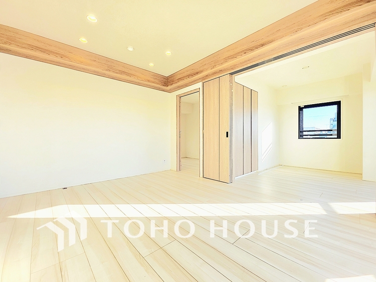 内装 陽光が降り注ぐ、開放的な大空間です。家族の絆を育み、ゲストをもてなす舞台となる、心豊かな団らんの時間が流れます。