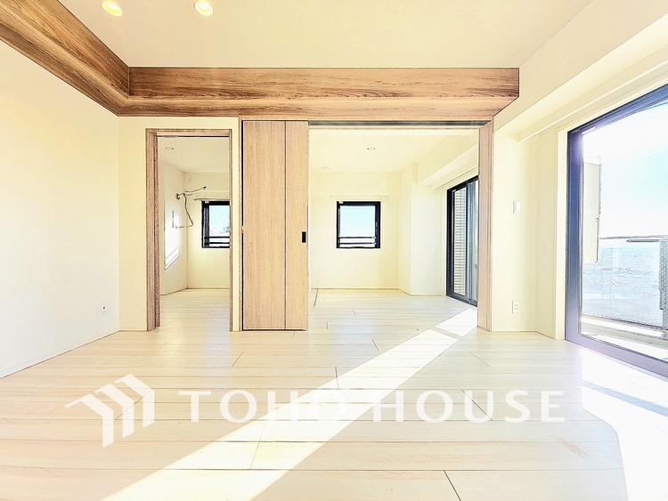 内装 陽光が降り注ぐ、開放的な大空間です。家族の絆を育み、ゲストをもてなす舞台となる、心豊かな団らんの時間が流れます。