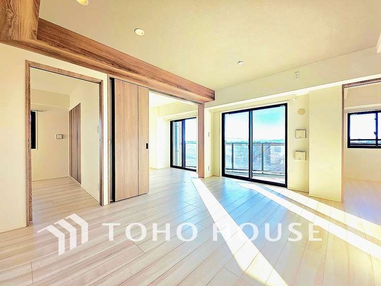 内装 陽光が降り注ぐ、開放的な大空間です。家族の絆を育み、ゲストをもてなす舞台となる、心豊かな団らんの時間が流れます。