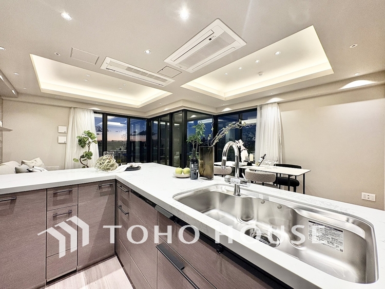 キッチン あなたの創造性を刺激する舞台。最新の機能と美しいデザインが融合し、料理の時間を至福の瞬間に変えます。