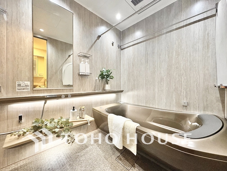 風呂 心と体を解き放つ空間。広々とした浴槽と最新の機能が、極上のリラクゼーションを提供し、疲れを完全に癒します。