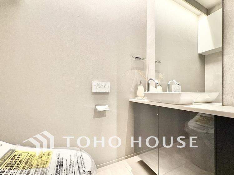 トイレ 清潔でプライベートな時間を守る空間。最新の機能と静謐なデザインが、訪れる人に心地よい安心感を与えます。