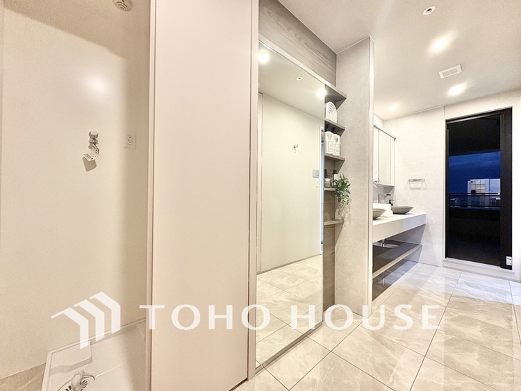 洗面 このお家で始まる毎日は、きっとご家族にとってかけがえのない大切現在リフォーム中。新しく生まれ変わる室内は、快適な暮らしを彩な時間になります。明るく温かい空間で、たくさんの思い出を作っていってください。