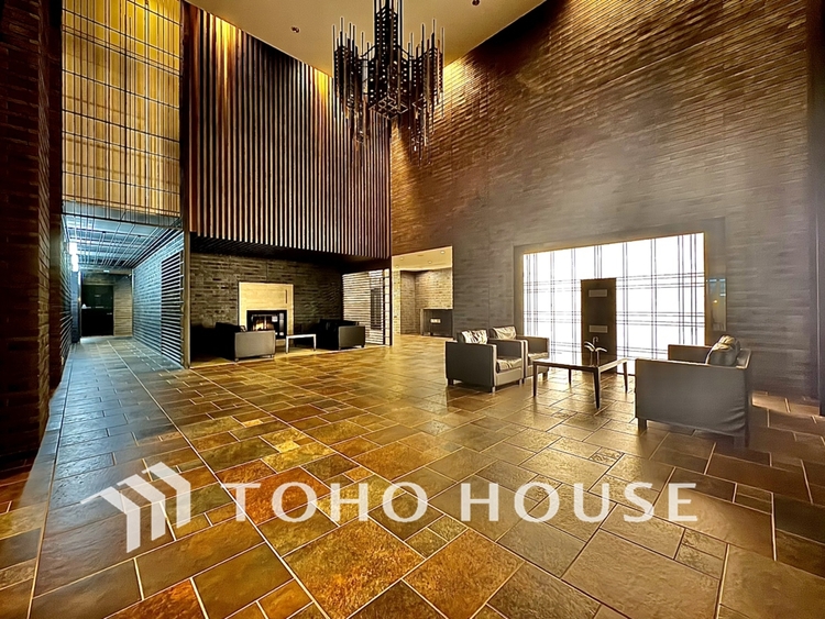 エントランス 陽光が降り注ぐ、開放的な大空間です。家族の絆を育み、ゲストをもてなす舞台となる、心豊かな団らんの時間が流れます。