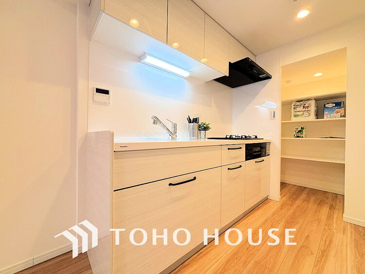 キッチン シンプルな部屋の雰囲気に溶け合うナチュラルキッチン