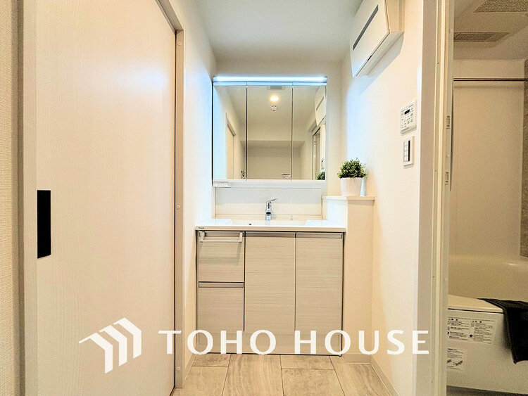 洗面 落ち着きのある色合いでまとめられた洗面室