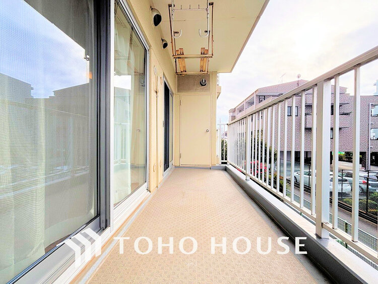 バルコニー 日当たりの良いバルコニーで晴れの日の洗濯物も楽しみになりますね