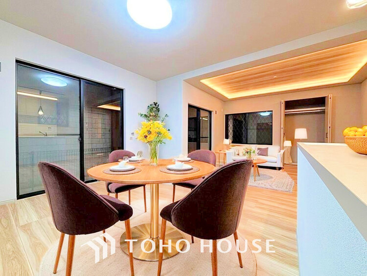 内装 広がりのある住空間、家族が集まるリビング・ダイニング(家具は全てCGです)